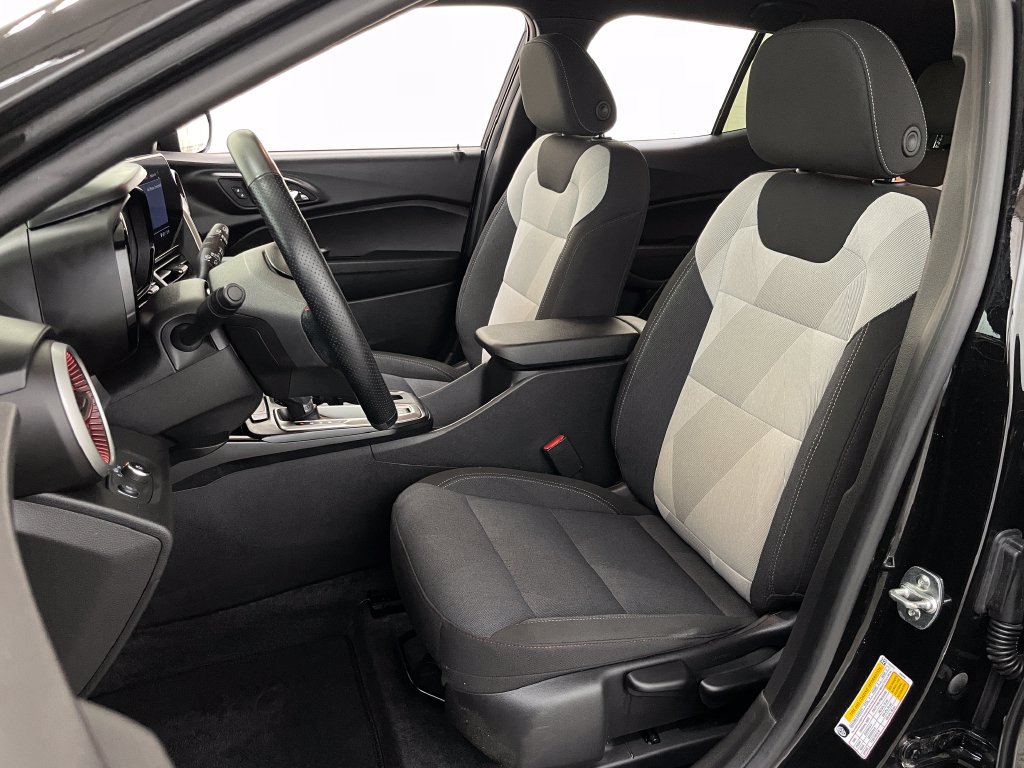 Used 2025 Chevrolet Trax RS w/ Driver Confidence Package FWD image 19
