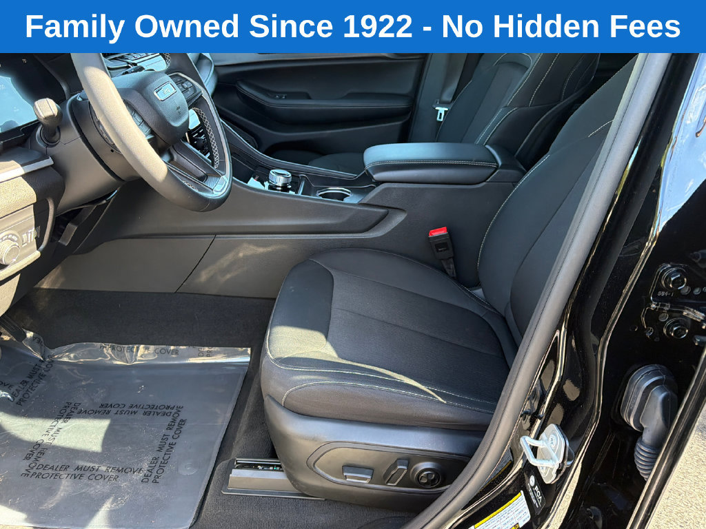 Used 2025 Jeep Grand Cherokee Laredo AWD/4WD image 9