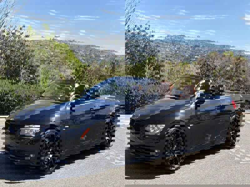 Used 2011 BMW 335i Convertible image 2