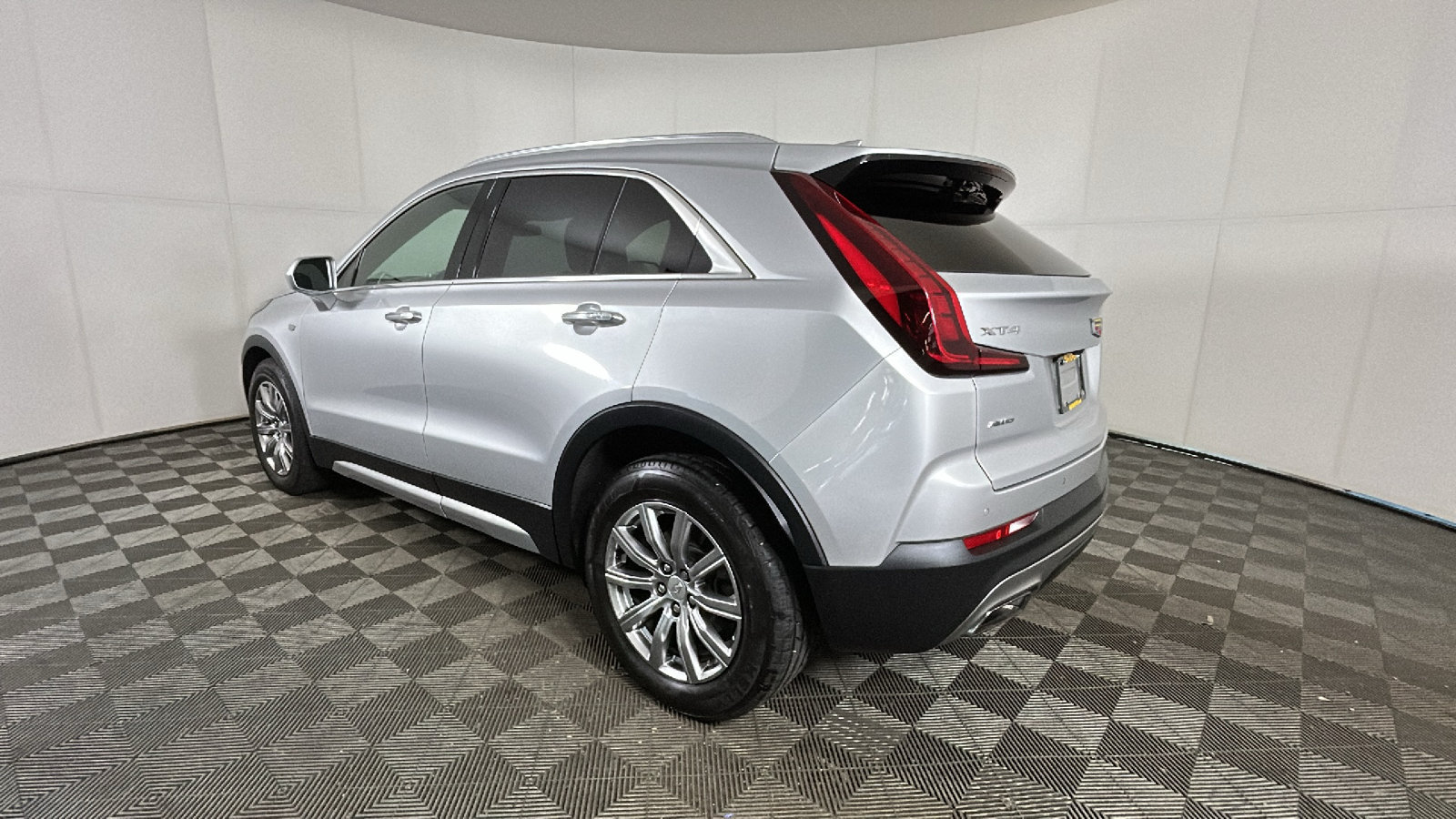 Used 2019 Cadillac XT4 Premium Luxury w/ Cold Weather Package AWD/4WD image 5