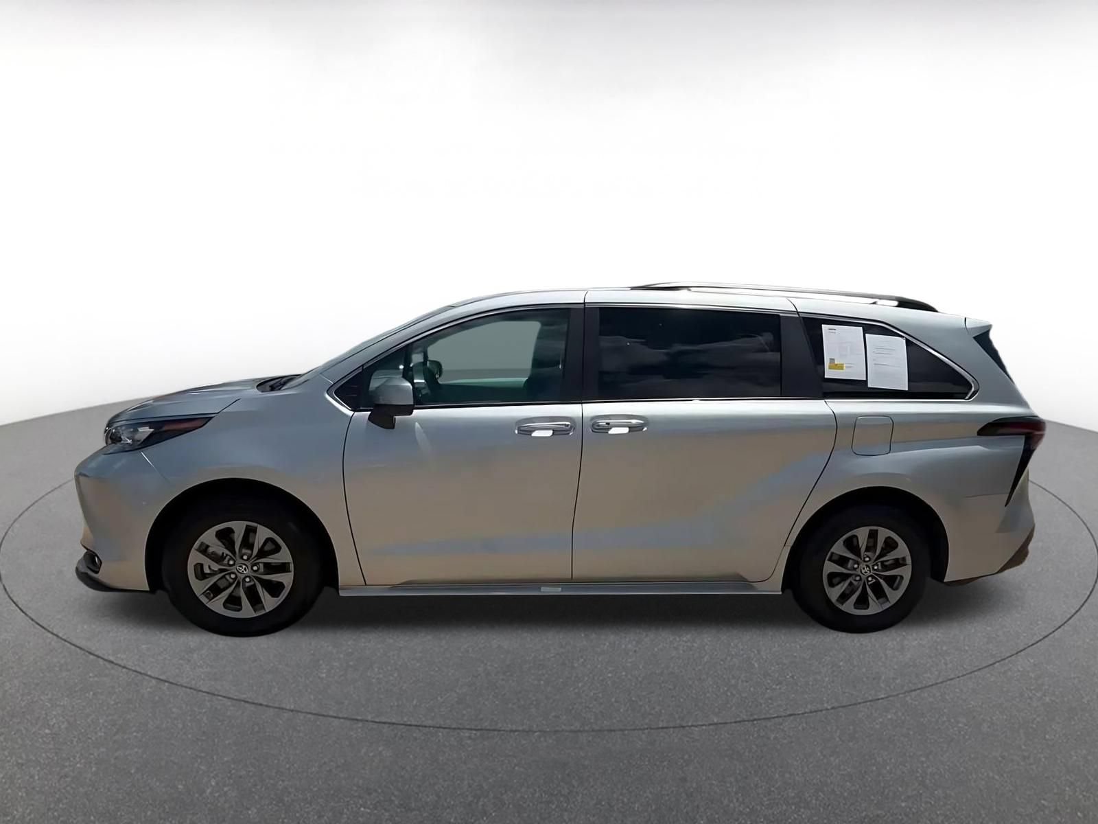 Used 2025 Toyota Sienna XLE FWD image 8