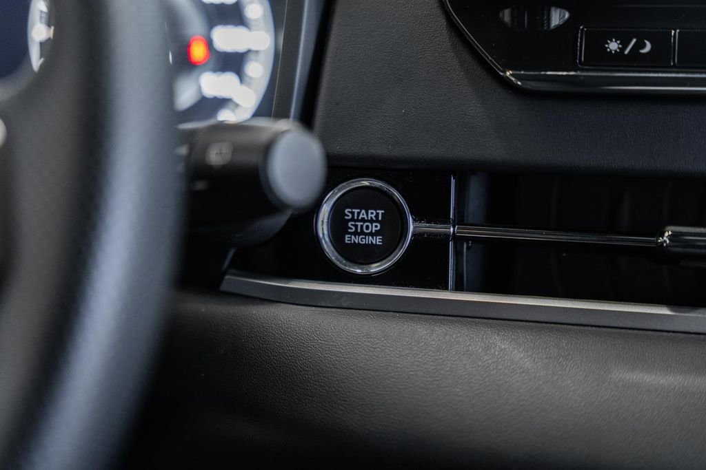 Used 2023 Mitsubishi Outlander SE Black Edition image 25