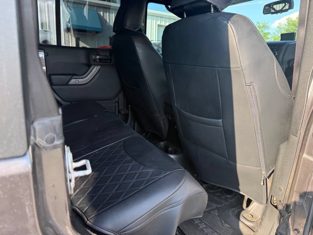 Used 2017 Jeep Wrangler Unlimited Rubicon w/ Connectivity Group AWD/4WD image 17