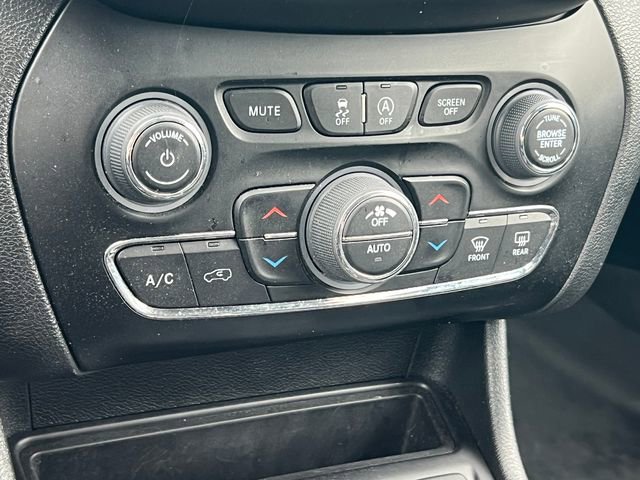 Used 2023 Jeep Cherokee Trailhawk AWD/4WD image 27