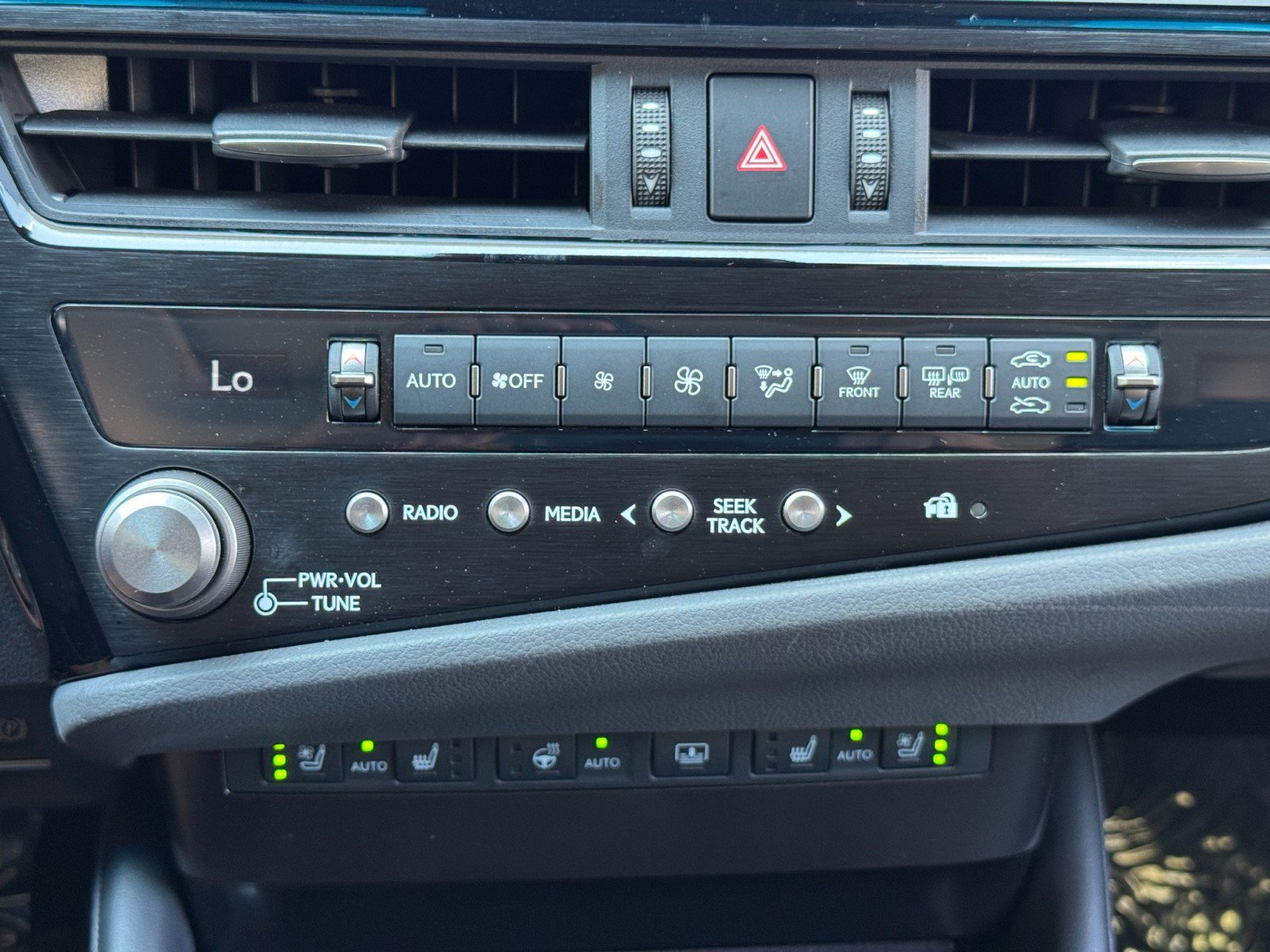 Used 2024 Lexus ES 300h w/ Accessory Package (Z2) FWD image 31