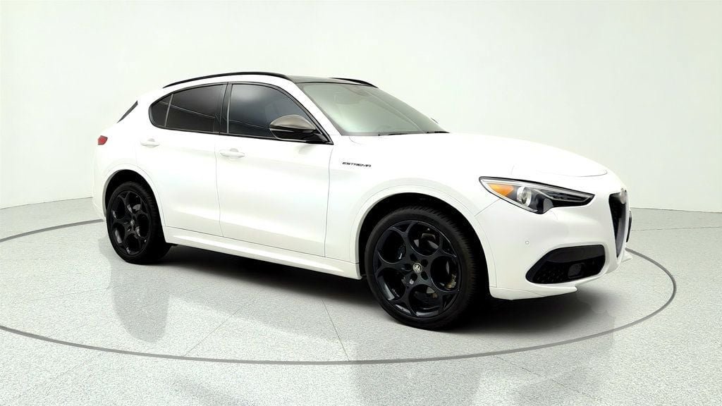 Used 2023 Alfa Romeo Stelvio Estrema AWD/4WD image 3