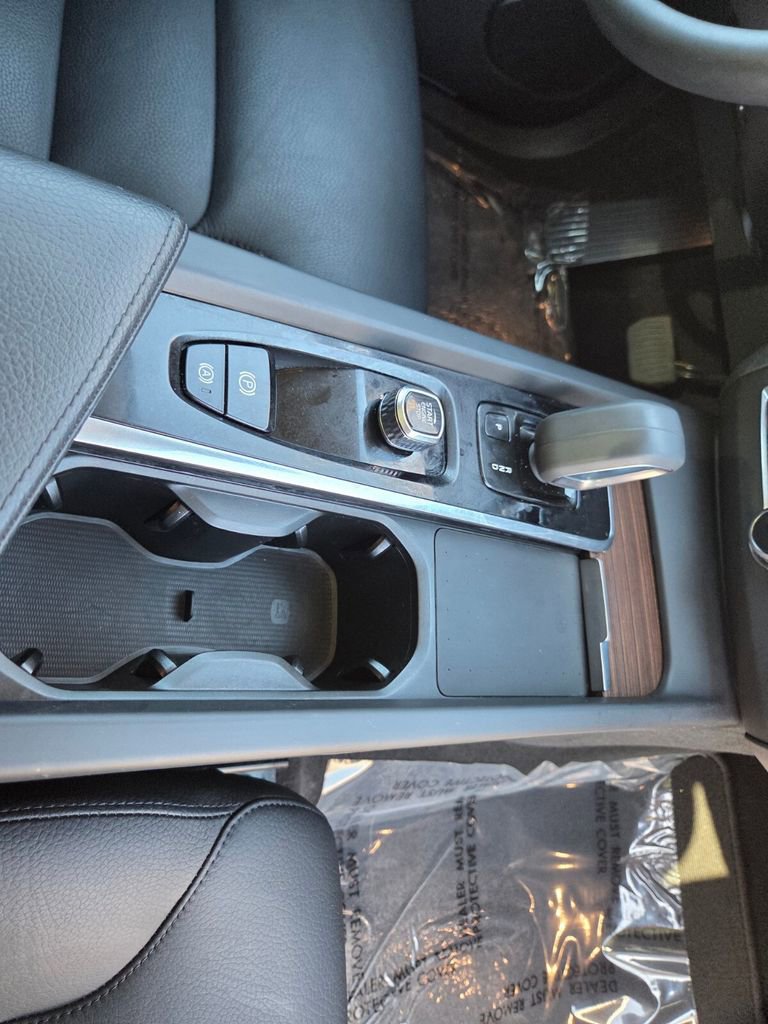 Used 2022 Volvo XC60 T8 Inscription Expression w/ Advanced Package image 12