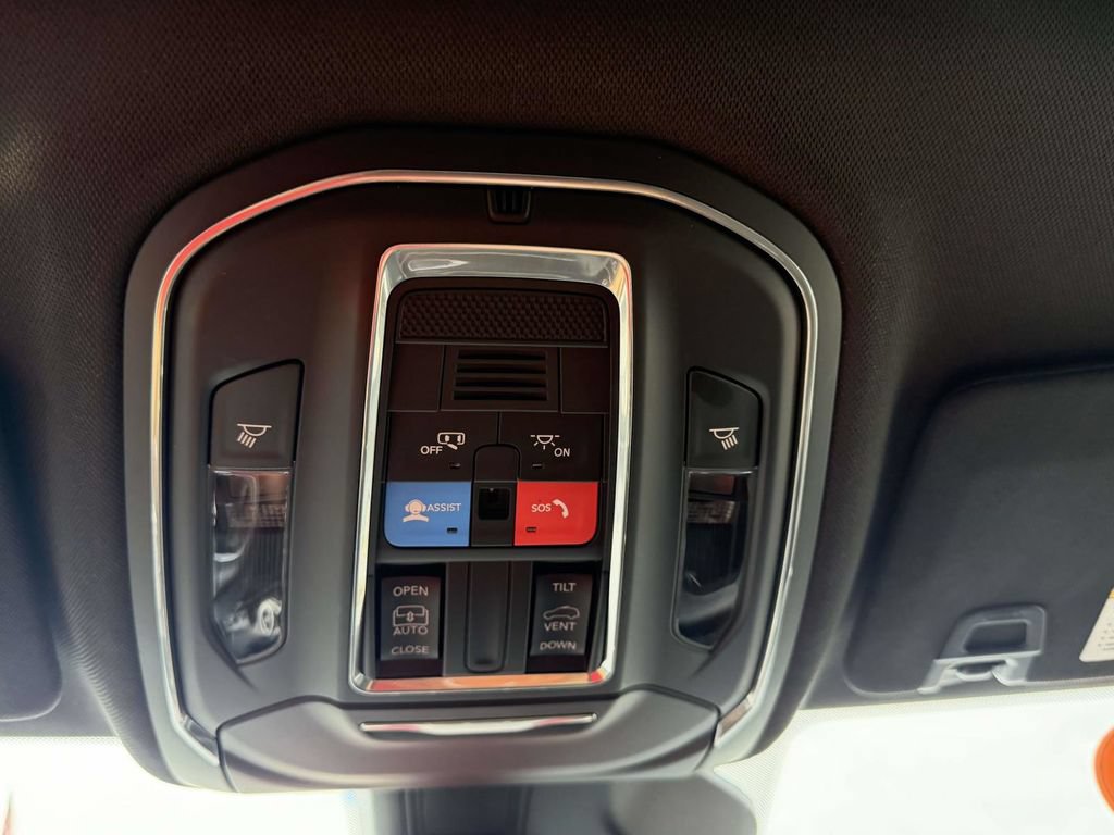 Used 2025 Jeep Grand Cherokee Laredo X AWD/4WD image 38