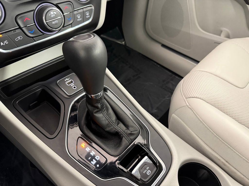 Used 2019 Jeep Cherokee Limited image 25