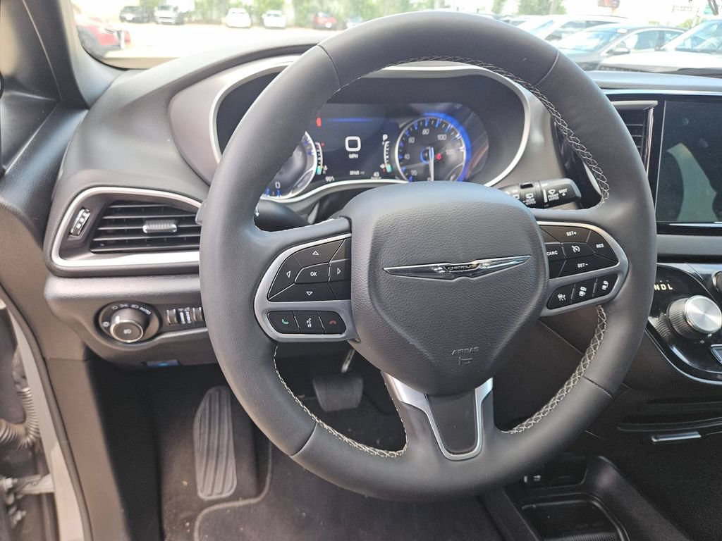 Used 2025 Chrysler Pacifica Select FWD image 17
