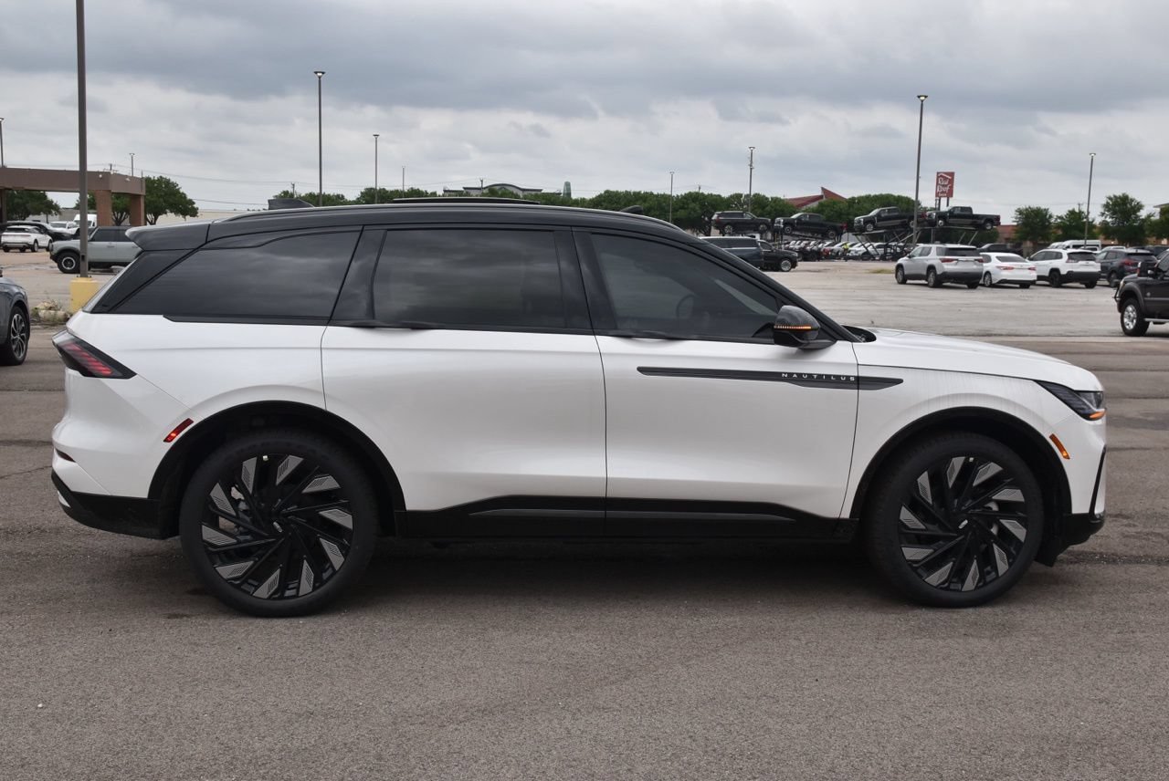 New 2026 Lincoln Nautilus Reserve w/ Jet Appearance Package AWD/4WD image 12