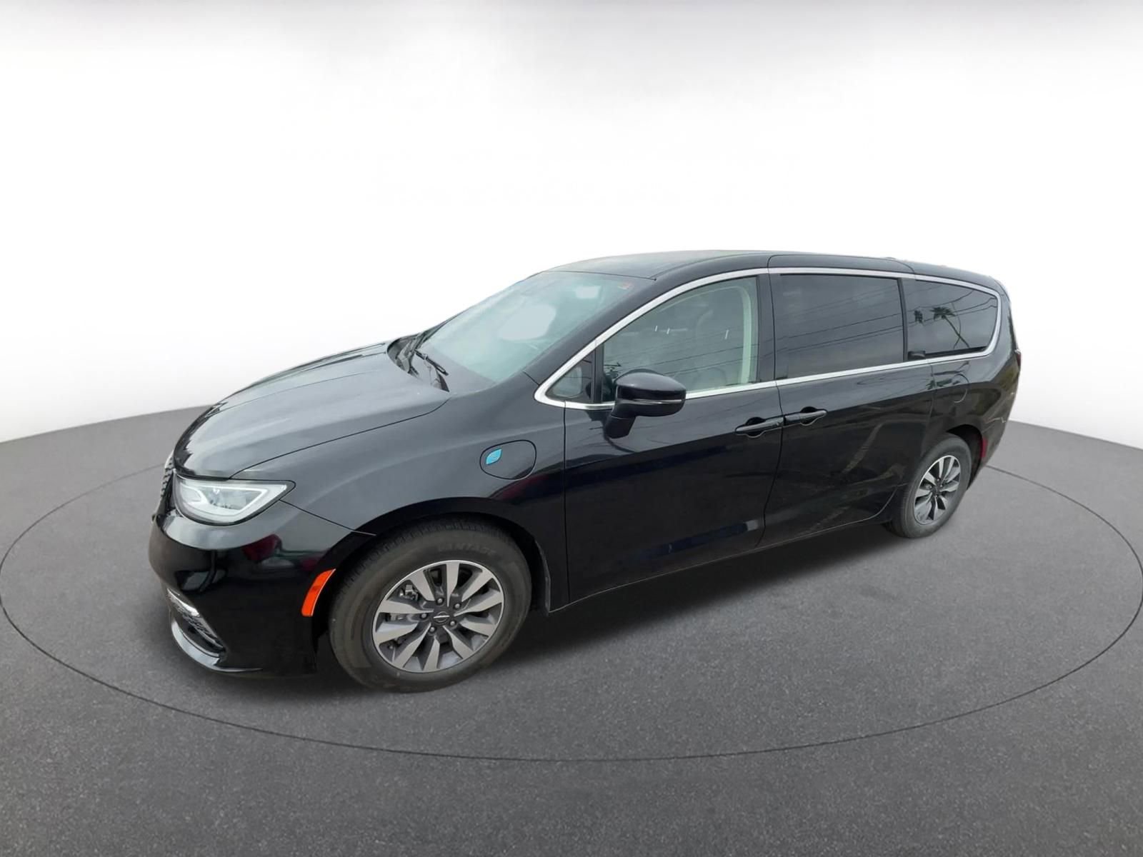 Used 2023 Chrysler Pacifica Touring-L image 8
