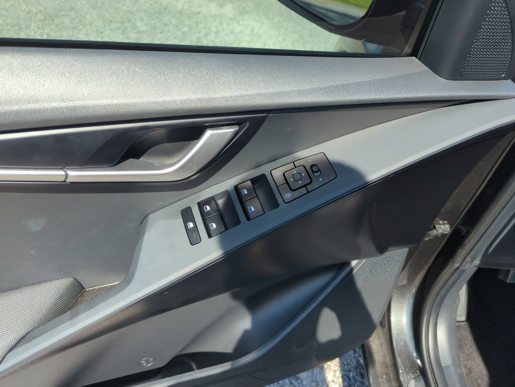 Used 2025 Kia Niro LX FWD image 19
