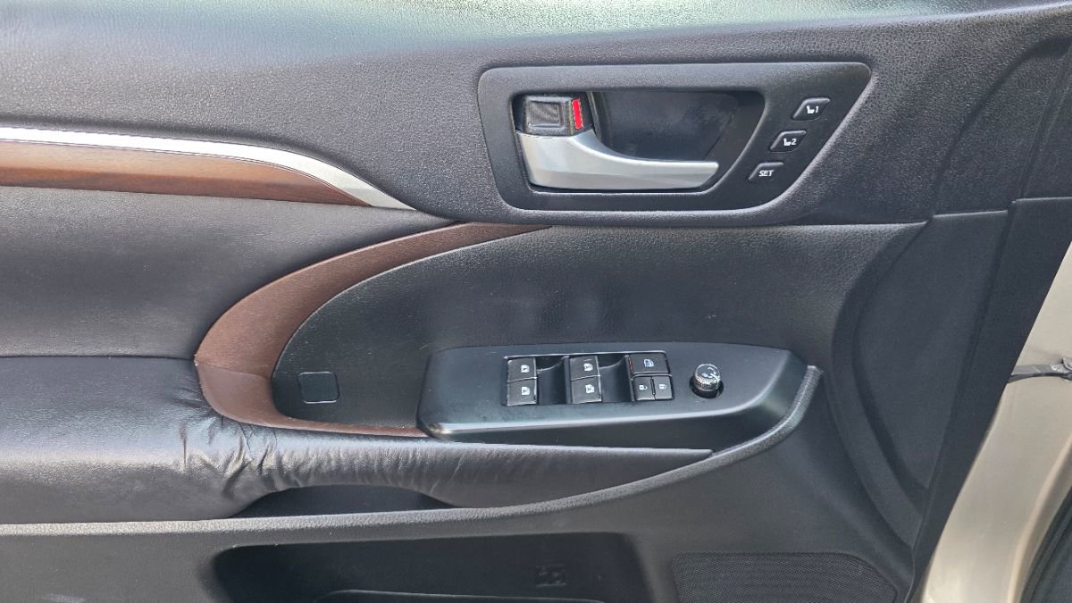 Used 2016 Toyota Highlander Limited Platinum AWD/4WD image 27