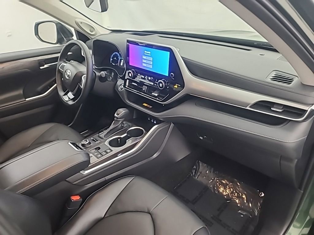 Used 2025 Toyota Highlander Platinum image 15