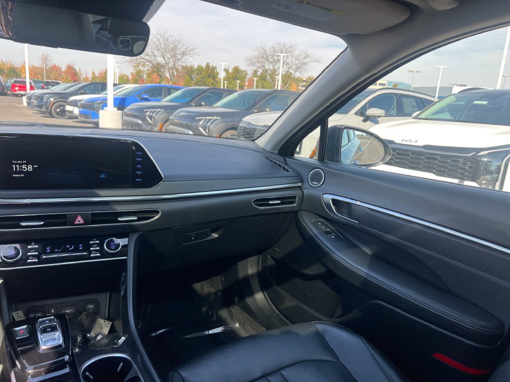 Used 2022 Hyundai Sonata Limited w/ Preferred Accessory Package FWD image 12