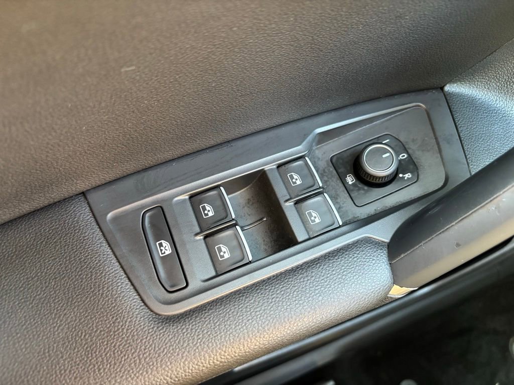 Used 2020 Volkswagen Tiguan SE w/ Panoramic Sunroof Package image 32