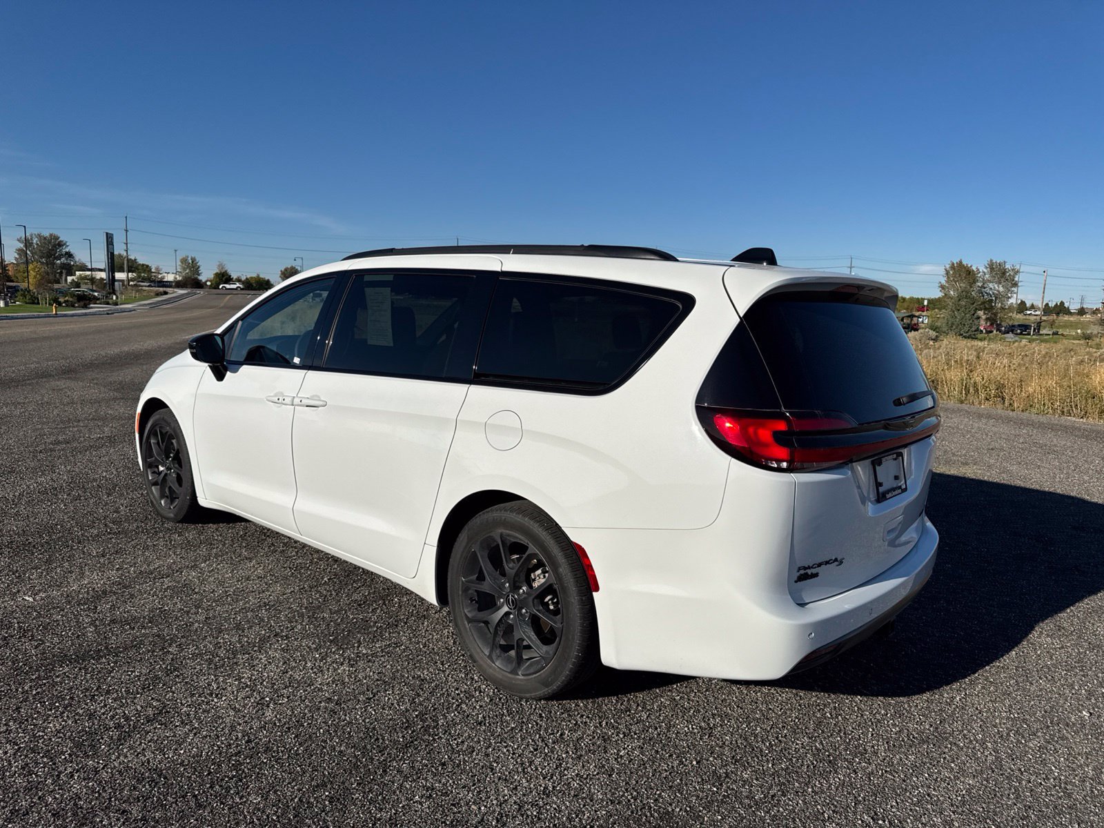 Used 2024 Chrysler Pacifica Limited w/ S Appearance Package FWD image 4