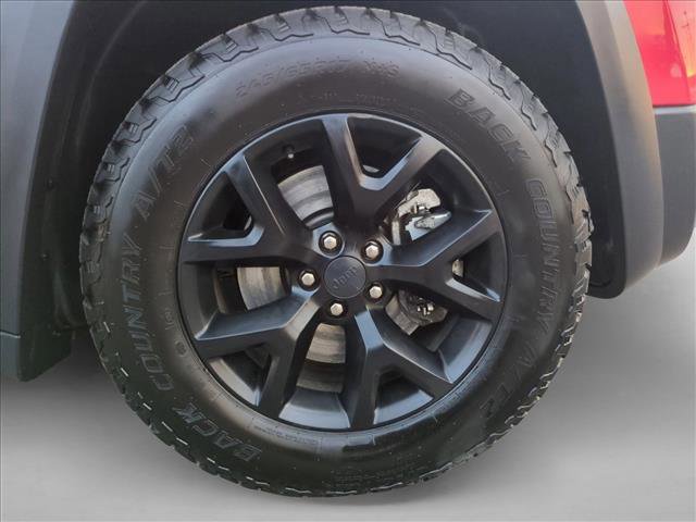 Used 2017 Jeep Cherokee Trailhawk w/ Cold Weather Group image 24