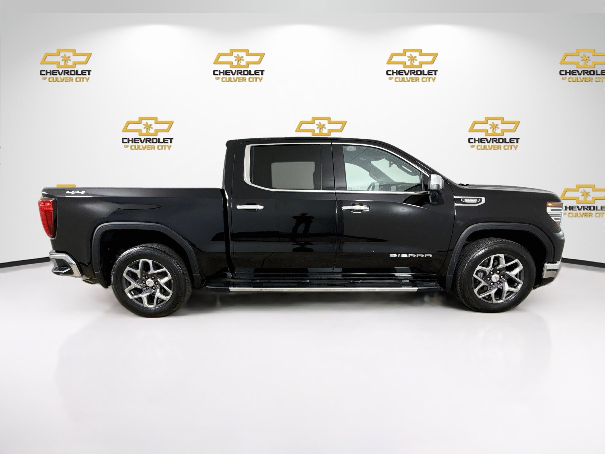 Used 2023 GMC Sierra 1500 SLT w/ SLT Premium Plus Package AWD/4WD image 9