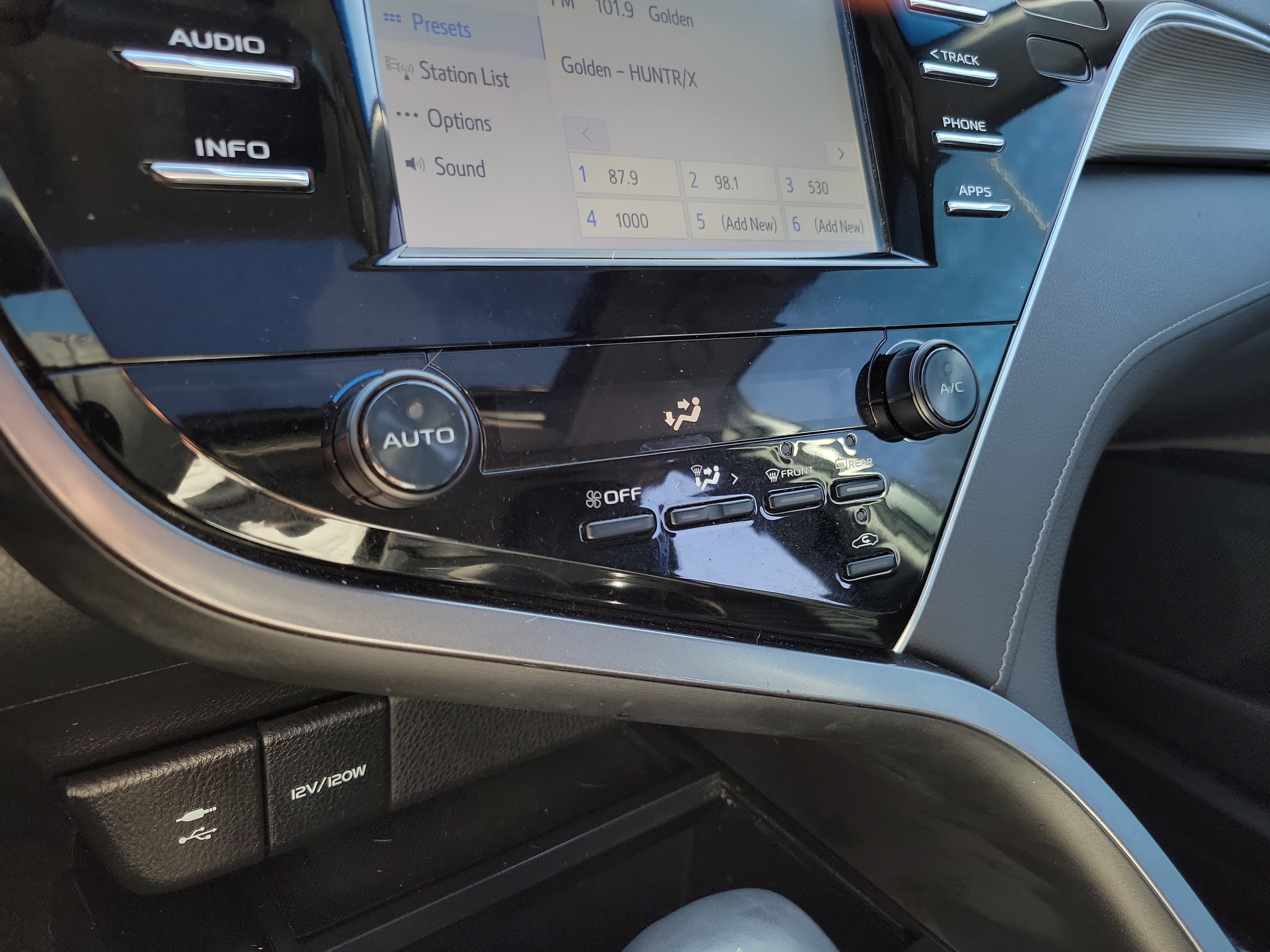 Certified 2018 Toyota Camry SE w/ Moonroof Package image 29