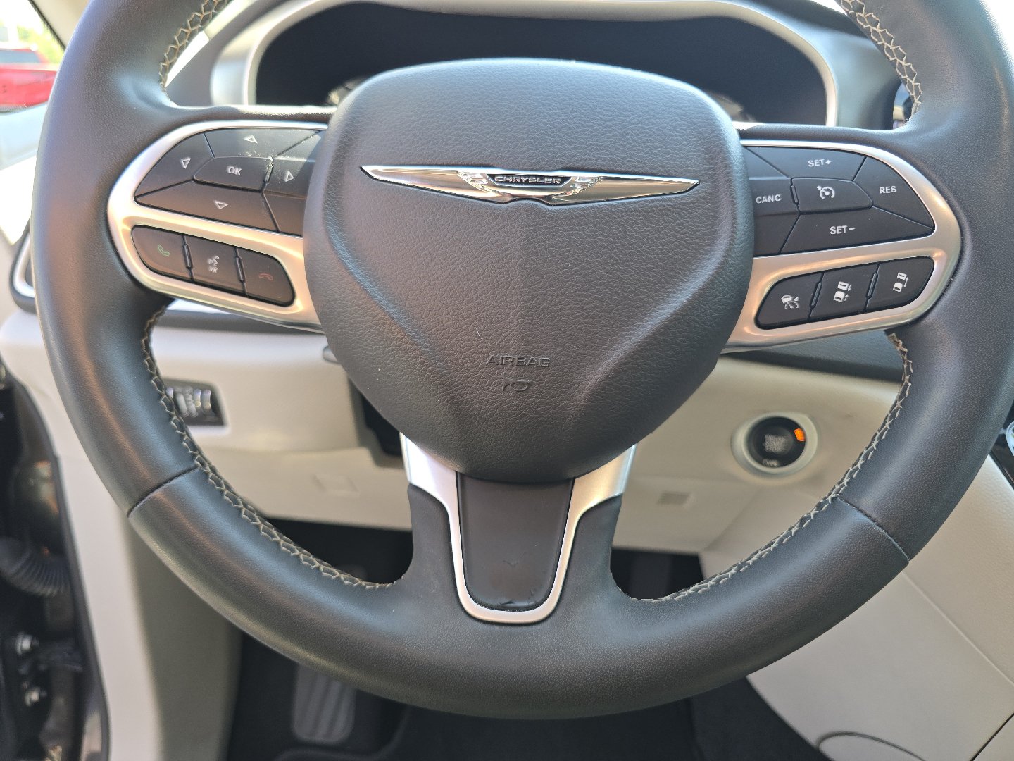 Used 2023 Chrysler Pacifica Touring-L FWD image 32