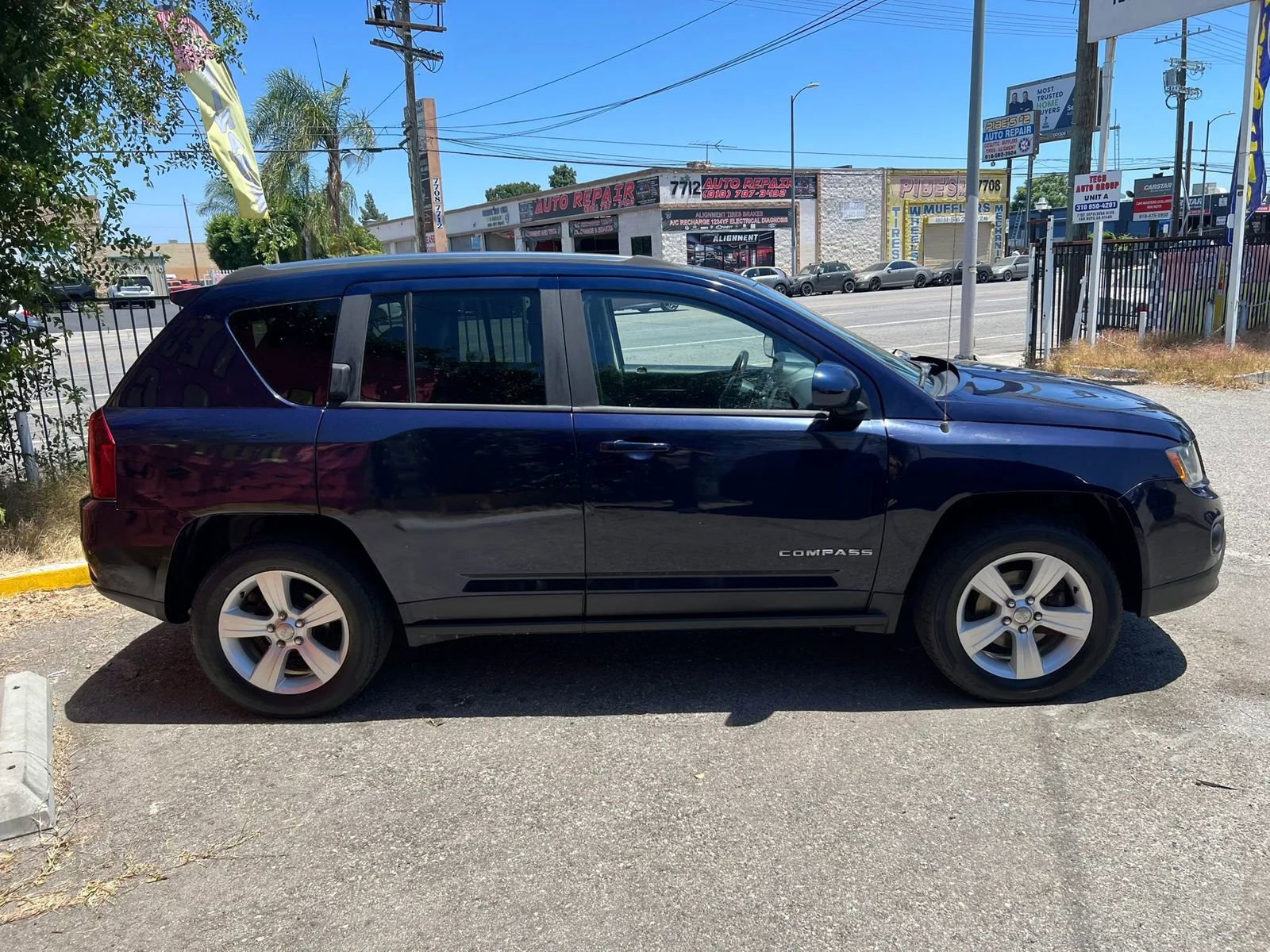 Used 2014 Jeep Compass Latitude w/ Sun/Sound Group AWD/4WD image 4