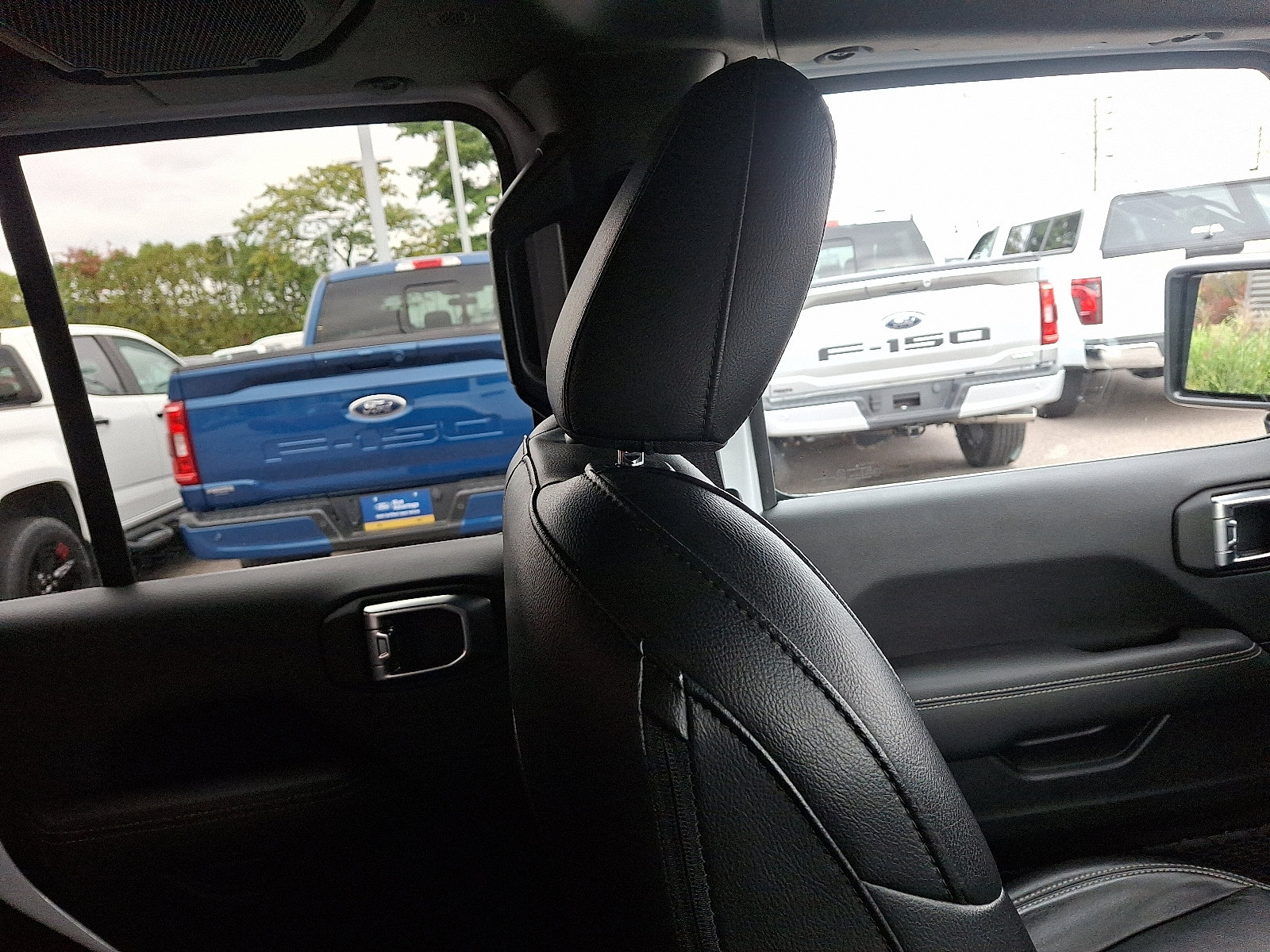 Used 2023 Jeep Wrangler Sahara w/ Cold Weather Group image 13