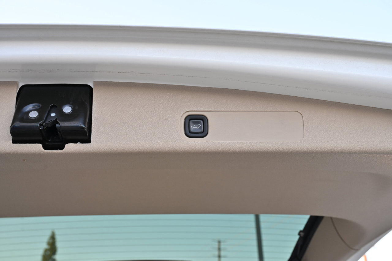 Used 2013 Chevrolet Suburban LTZ RWD image 31