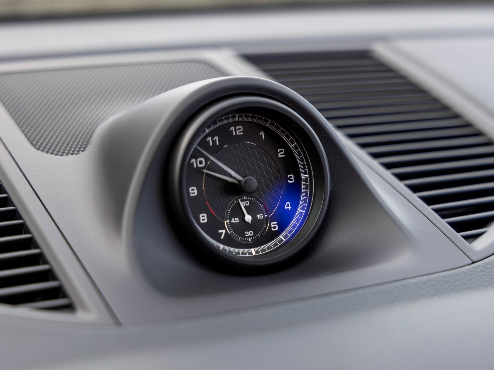 Certified 2025 Porsche Macan image 30