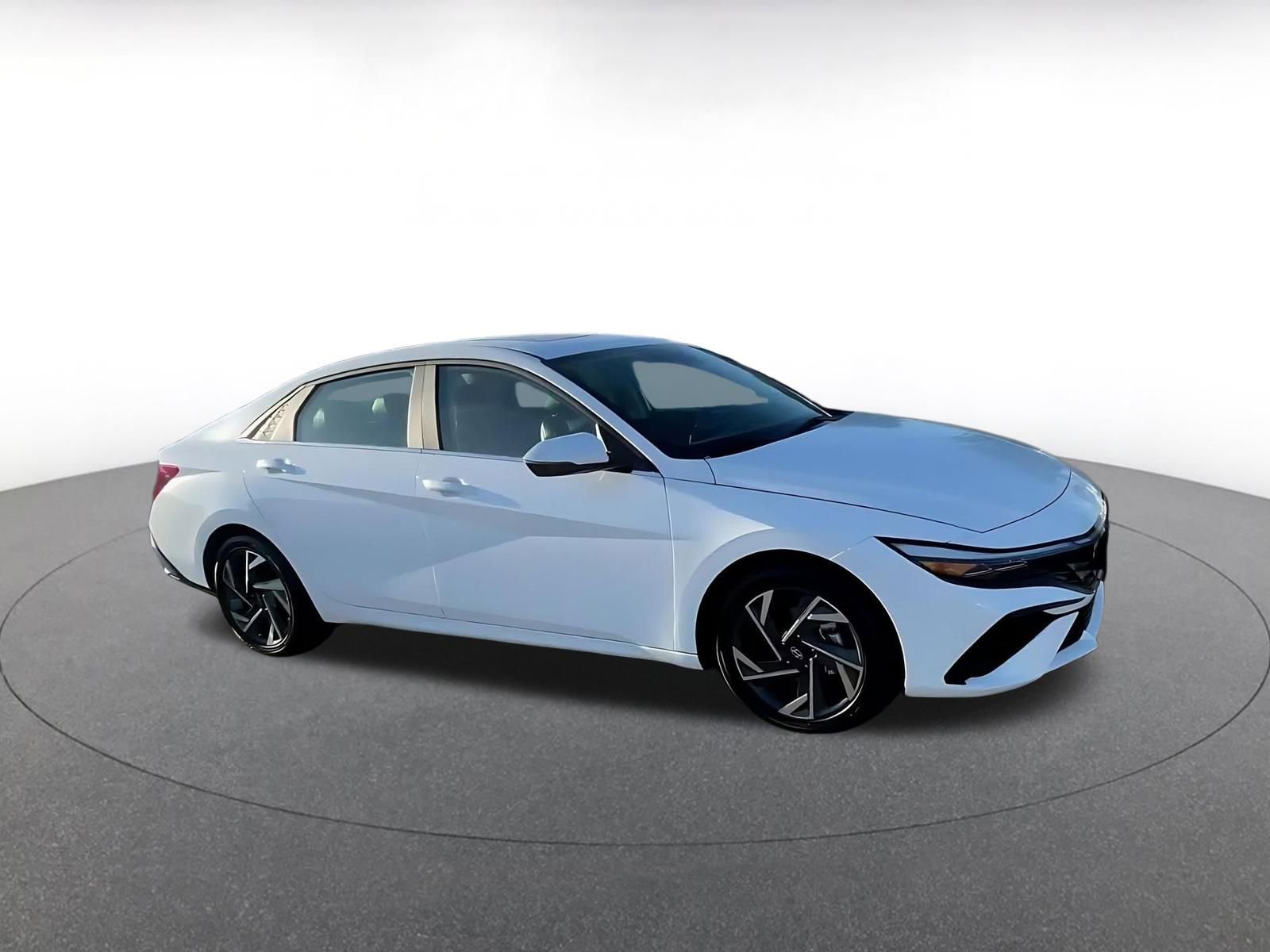 Used 2025 Hyundai Elantra Limited image 2