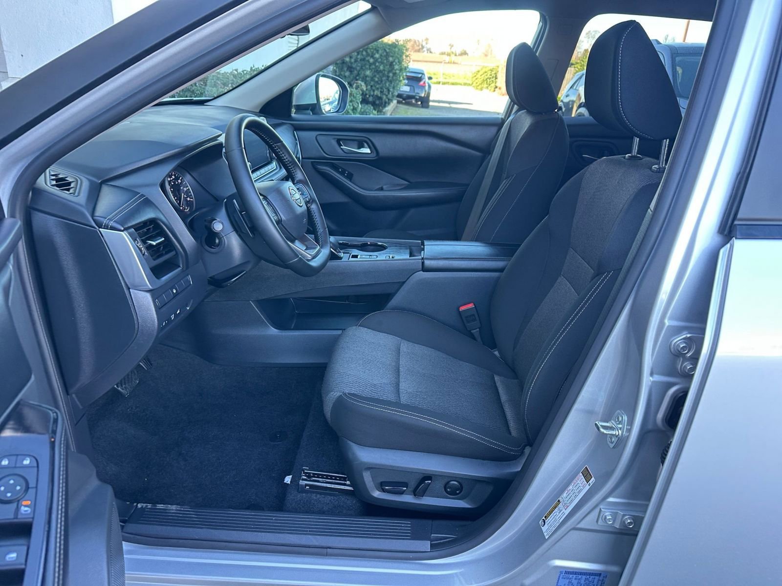 Used 2025 Nissan Rogue SV image 27