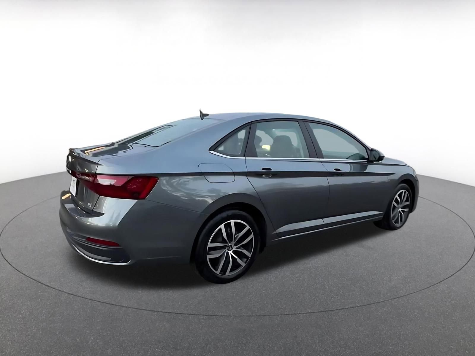 Used 2025 Volkswagen Jetta SE image 16