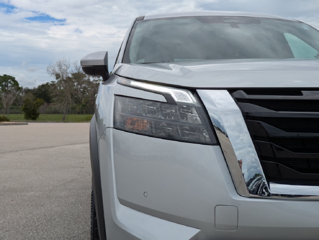 Used 2025 Nissan Pathfinder SL AWD/4WD image 12
