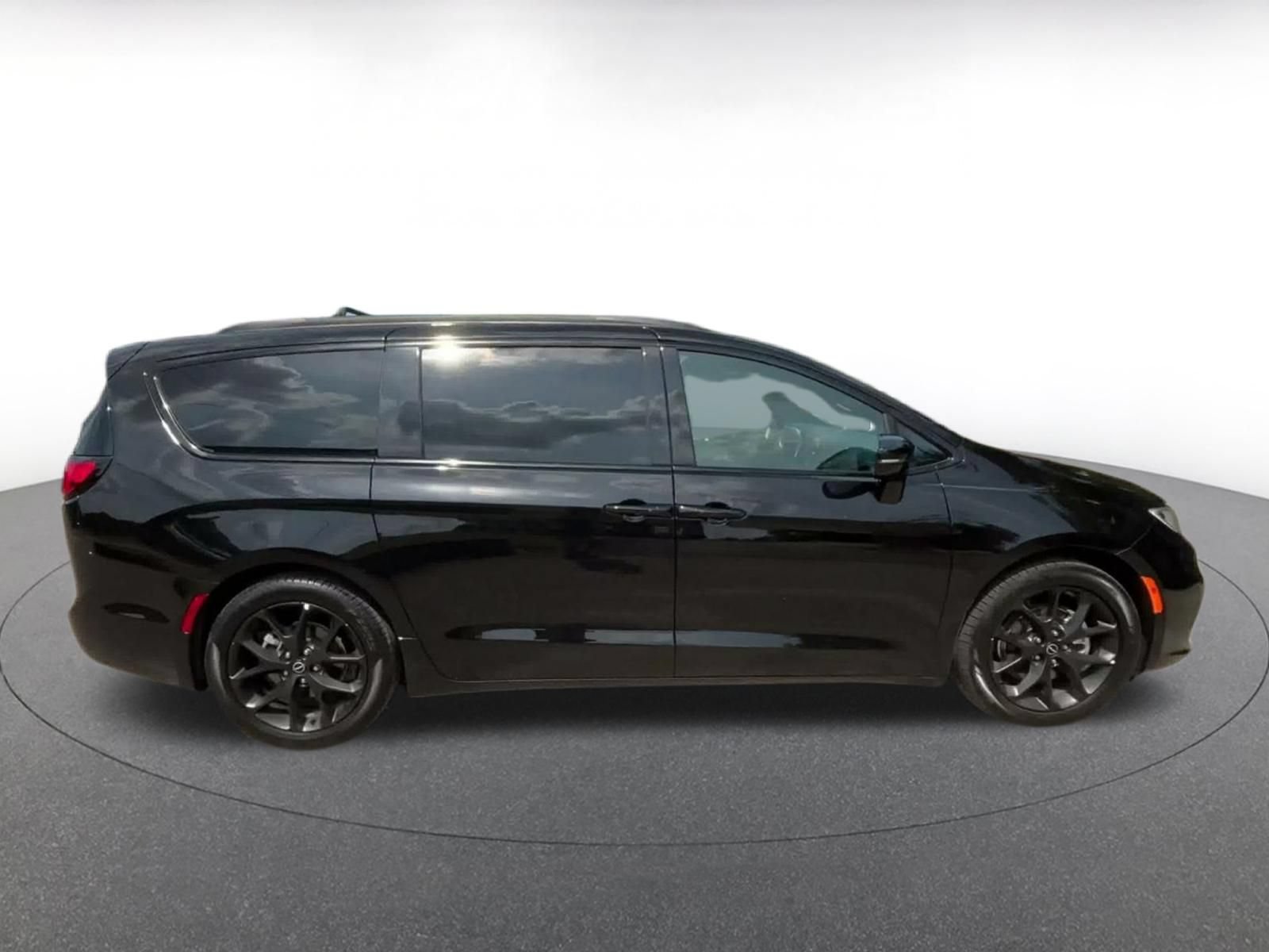 Used 2025 Chrysler Pacifica Limited FWD image 16
