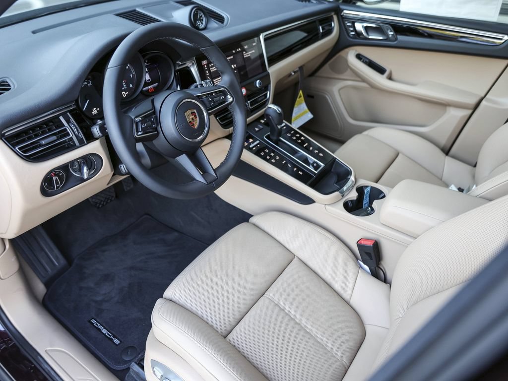 Certified 2026 Porsche Macan AWD/4WD image 4
