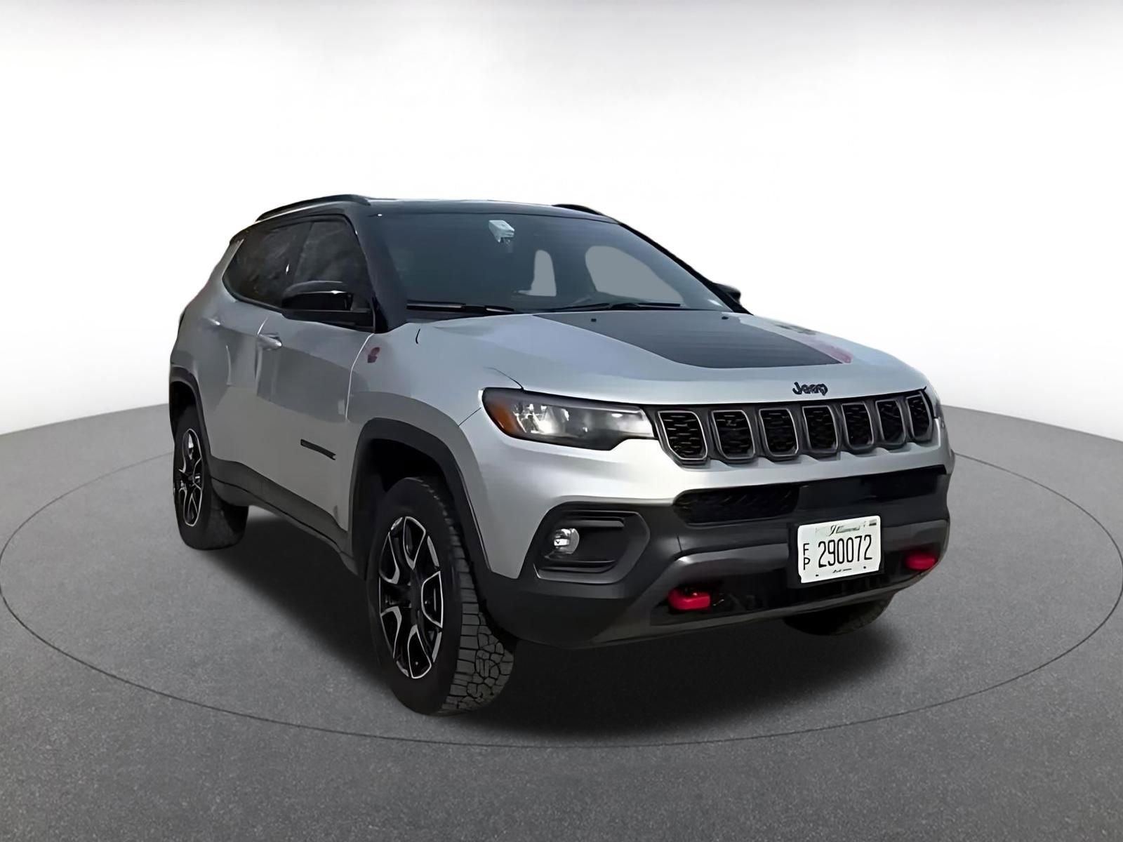 Used 2025 Jeep Compass Trailhawk image 3