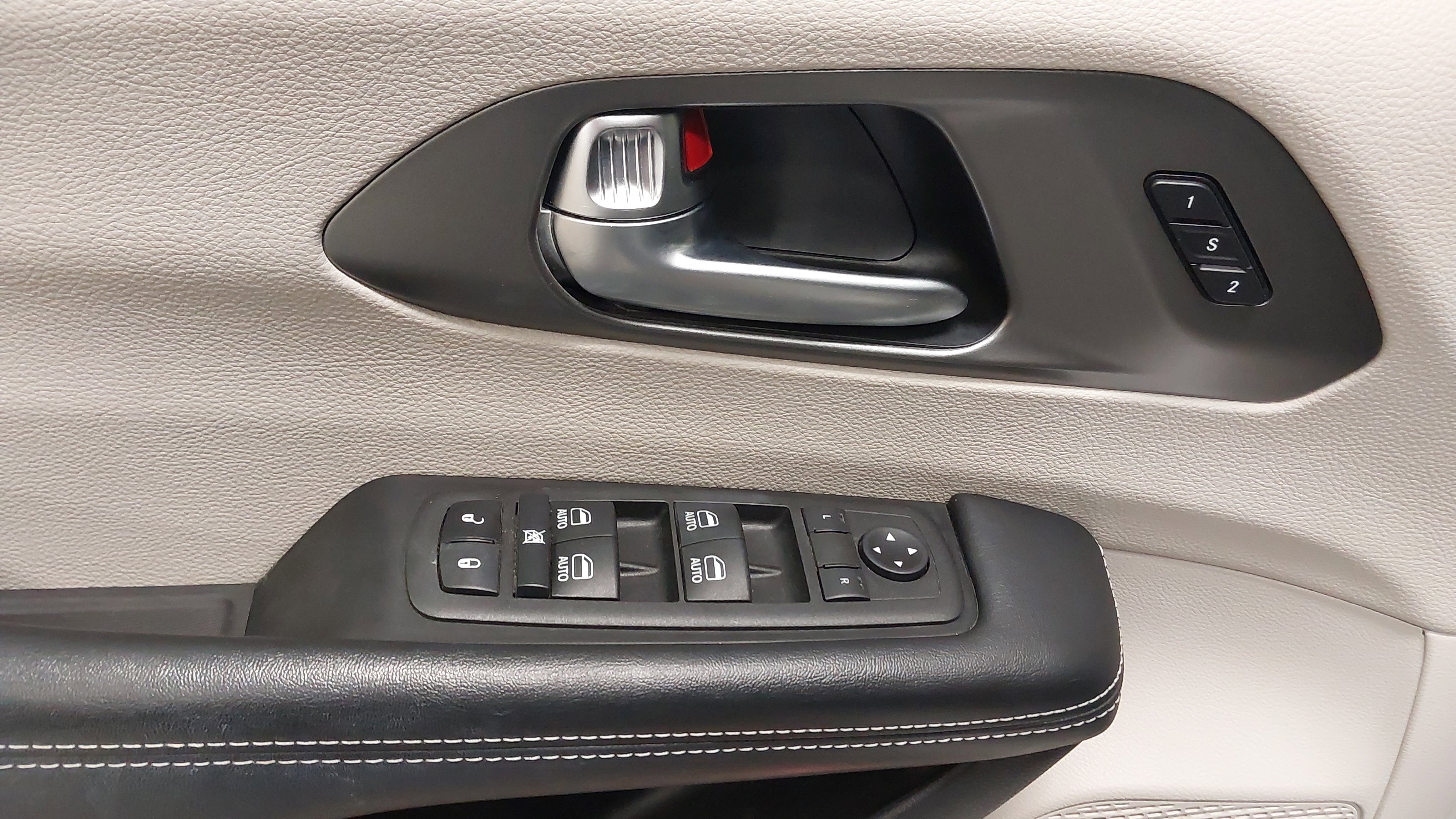 Used 2022 Chrysler Pacifica Touring-L w/ Uconnect Theater Family Group FWD image 25