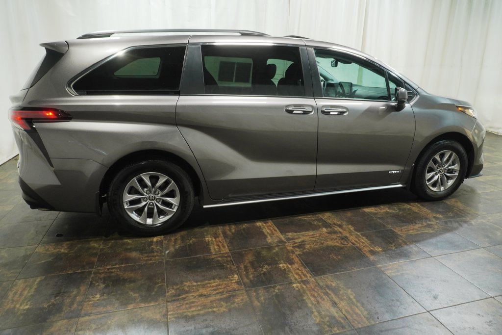 Used 2021 Toyota Sienna XLE w/ XLE Plus Package AWD/4WD image 4