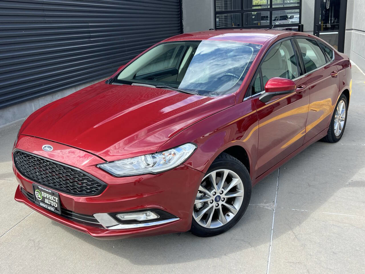 Used 2017 Ford Fusion SE FWD image 2