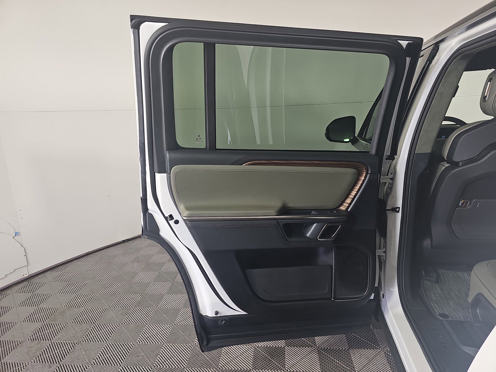 Used 2024 Rivian R1S Adventure image 17