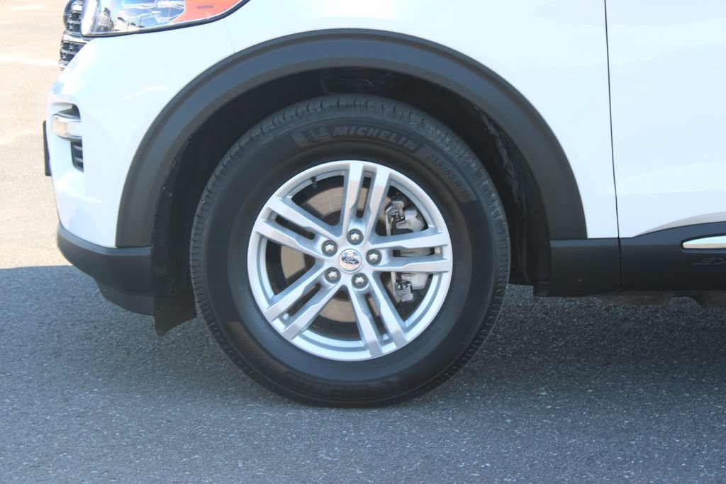 Used 2023 Ford Explorer XLT w/ Equipment Group 202A AWD/4WD image 18
