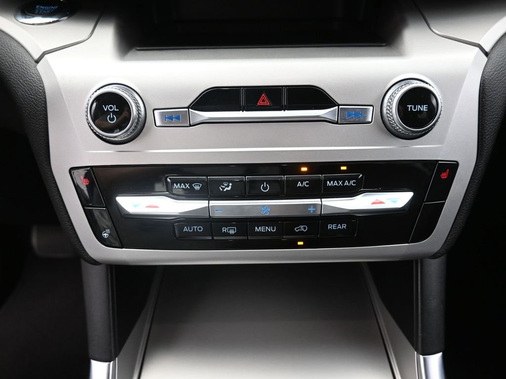 Used 2022 Ford Explorer XLT w/ Equipment Group 202A image 9