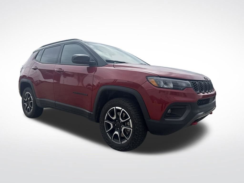 Used 2025 Jeep Compass Trailhawk AWD/4WD image 3