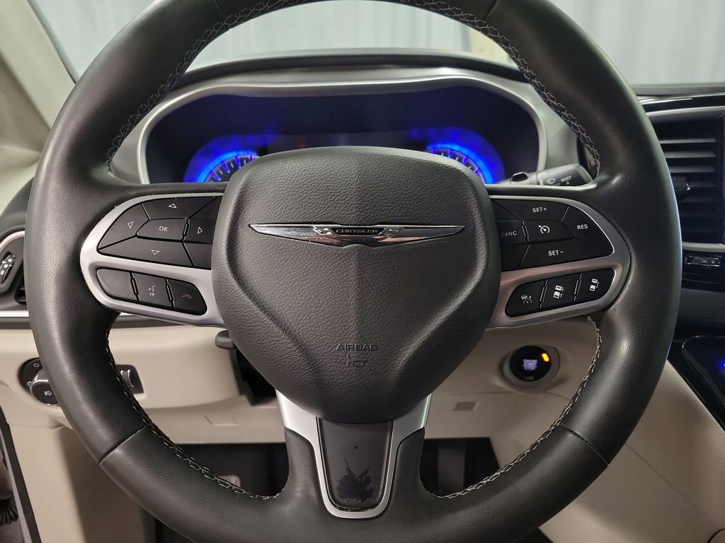 Used 2024 Chrysler Pacifica Touring-L FWD image 17