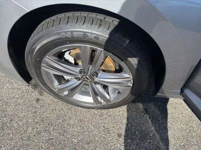 Used 2024 Volkswagen Jetta SE image 32