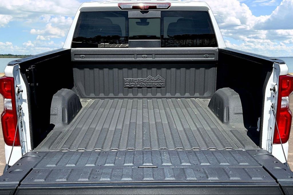 Used 2022 Chevrolet Silverado 1500 High Country w/ Technology Package image 9