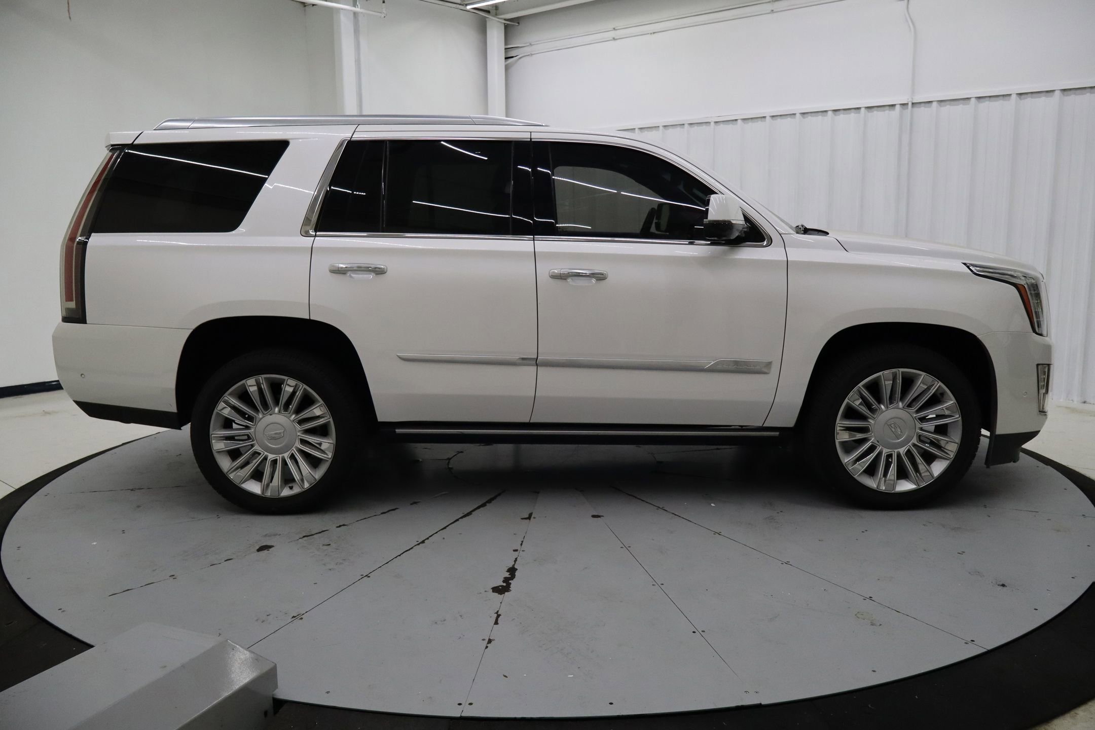 Used 2020 Cadillac Escalade Platinum image 2