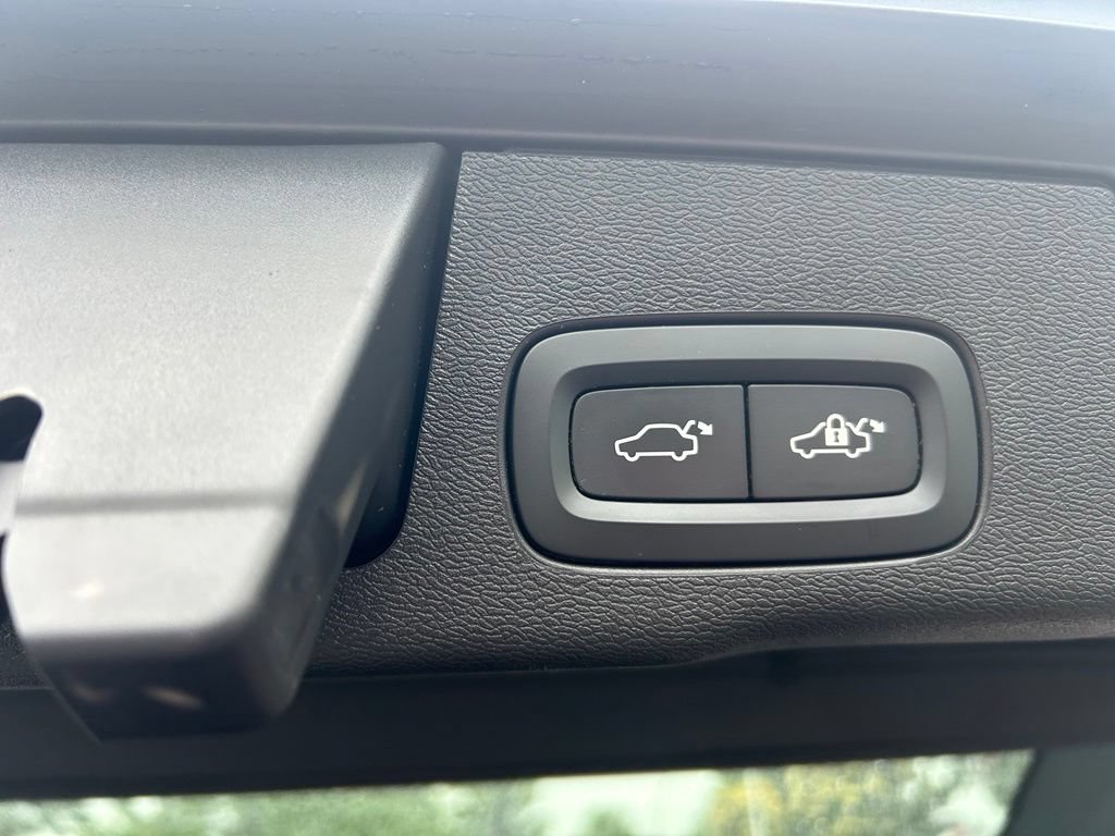 Used 2019 Volvo XC60 T6 Momentum w/ Multimedia Package AWD/4WD image 19