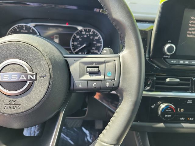 Used 2025 Nissan Pathfinder SV image 16